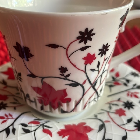 FINE PORCELAIN TEACUP AND SAUCER IN RED & BLACK - Picture 2 of 11